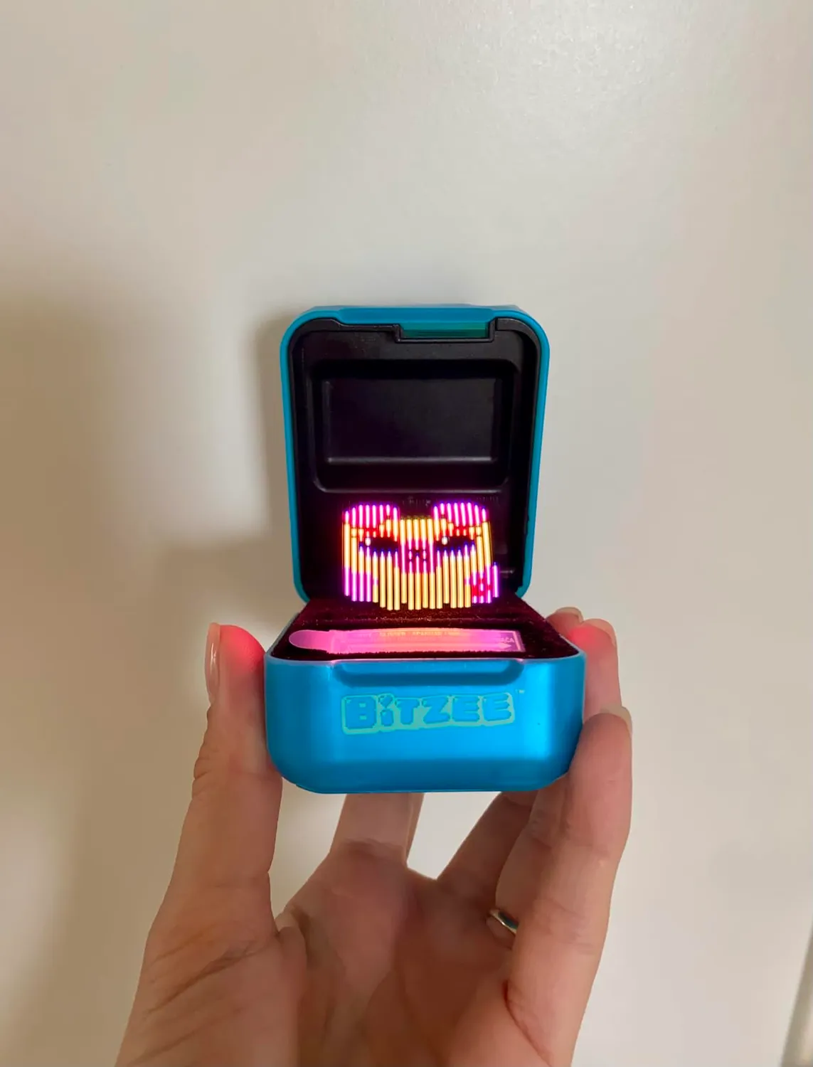 Bitzee Disney Viola cucciolo digitale interattivo 15 personaggi